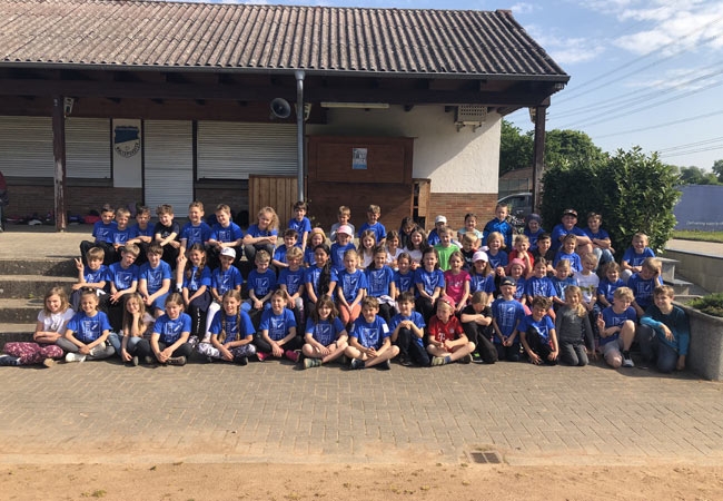 Kleinste Schule macht gigantischen Spendenlauf für ukrainische Kinder